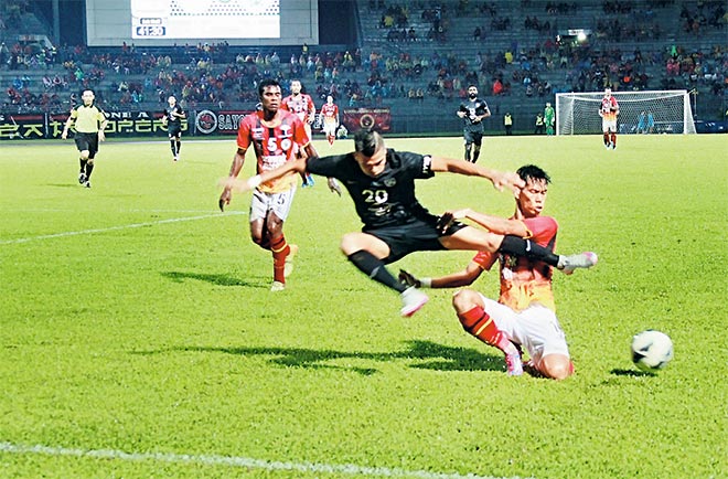 HALANG: Pertahanan Sarawak melakukan kawalan terhadap penyerang JDT pada perlawanan pusingan kedua Liga Super 2015 di Stadium Negeri Kuching malam tadi. — Gambar Jeffrey Mostapa