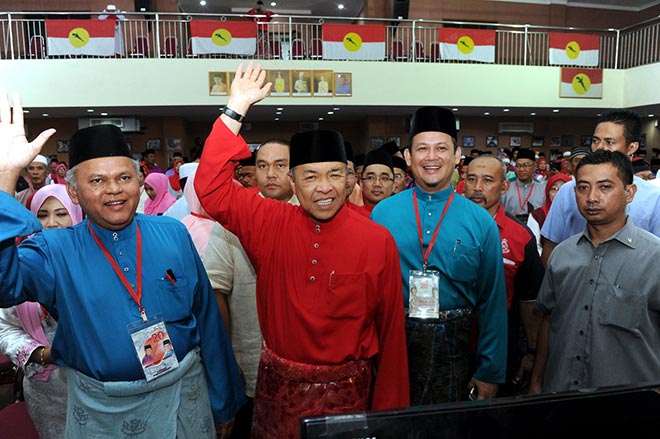 Ahmad Zahid (second left) waves to his supporters upon his arrival. — Bernama photo