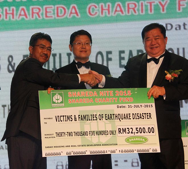 Goh (right), accompanied by Shareda Nite 2015 organizing chairman and the association’s hon. Treasurer general Wesley Chai Meng Kong (middle), handing over  Shareda’s RM32,500 contribution for victims and families of the June 5 earthquake this year to Dr Joachim.