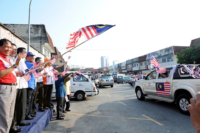 Mat Nadzari(fourth left) flags off the convoy during the campaign. — Bernama photo
