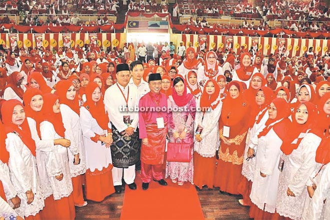 Yusof in a photo with the delegates during the meeting