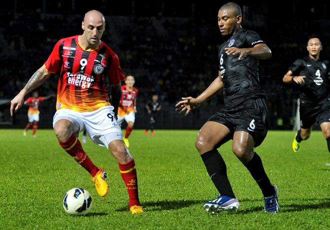 Sarawak’s Billy Mehmet (left) controls the ball next to Johor Darul Ta’zim’s Marcos Antonio Elias Santos during their Super League match at Stadium Negeri, in this Aug 1 file photo. — Bernama photo