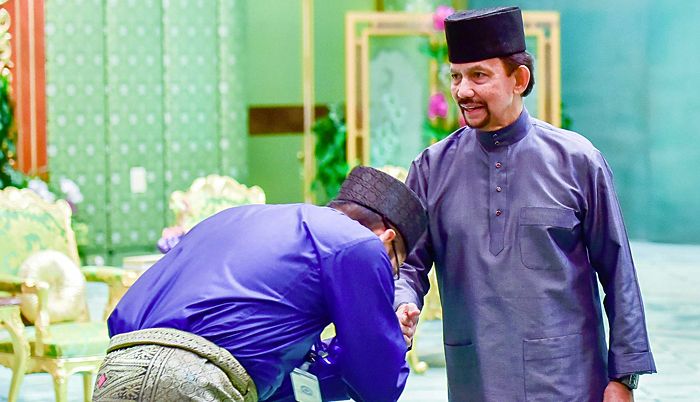 His Majesty Sultan Haji Hassanal Bolkiah Mu'izzaddin Waddaulah ibni Al-Marhum Sultan Haji Omar 'Ali Saifuddien Sa'adul Khairi Waddien, the Sultan and Yang Di-Pertuan of Brunei Darussalam consented to grant audience to the male-half of the intending Hajj pilgrim. | PHOTOS: INFOFOTO