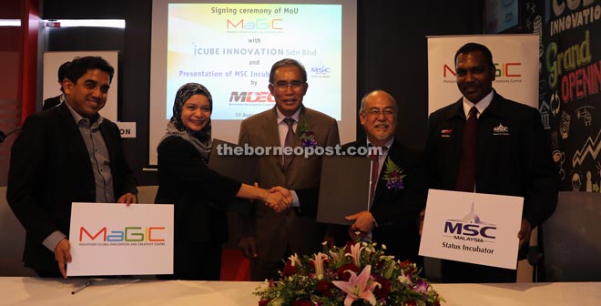 Norita (second left) shakes hands with Liew at the MoU signing ceremony. Len Talif is in the middle.