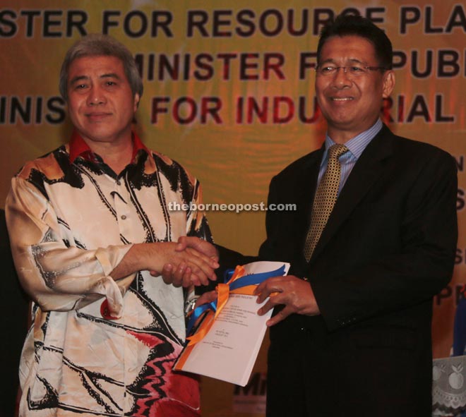 Julaihi (right) presents a memento to Awang Tengah.