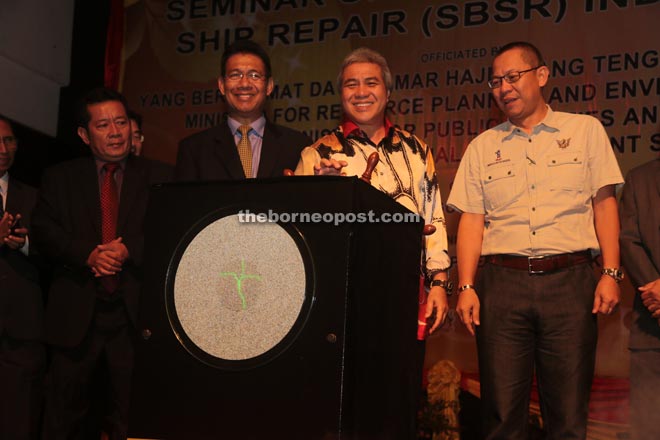 Awang Tengah (second right) officiates at the event while (from second left) Julaihi and Saidol look on.