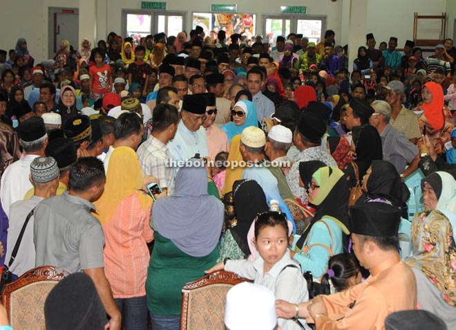 Adenan greeting the people upon his arrival at the hall of SMK Beladin. 