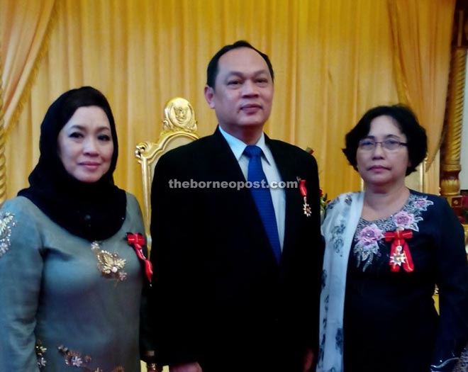 ABS recipient Churchill Edward Drem, who is The Borneo Post Kuching chief reporter, is flanked by Parti Tenaga Rakyat Sarawak (Teras) Kalaka Women’s member councillor Dayang Rosnah Abang Drashid (left) and Teras Krian Women’s member Dius Kusam. 