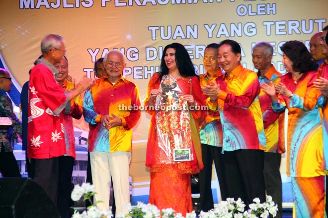 Taib and Ragad sharing a light moment with one of the foreign delegation leaders.