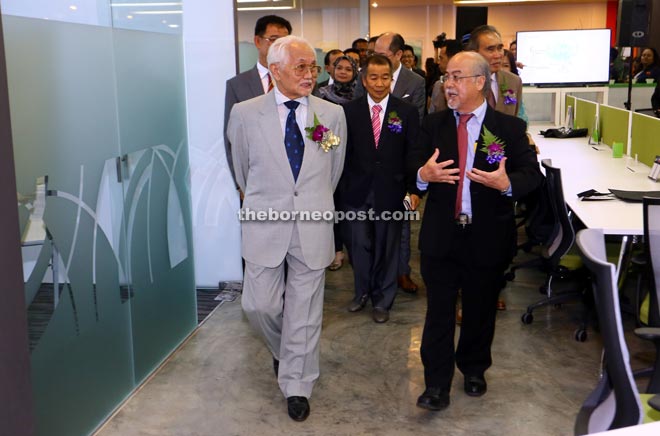 Taib being briefed by Liew during his ICube office visit. — Photos by Muhd Rais Sanusi