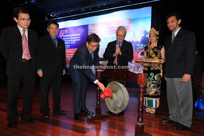 Abang Johari beats the gong to launch the IRSSM. Kandampully is on the right and Jamil (third right). — Photo by Kong Jun Liung