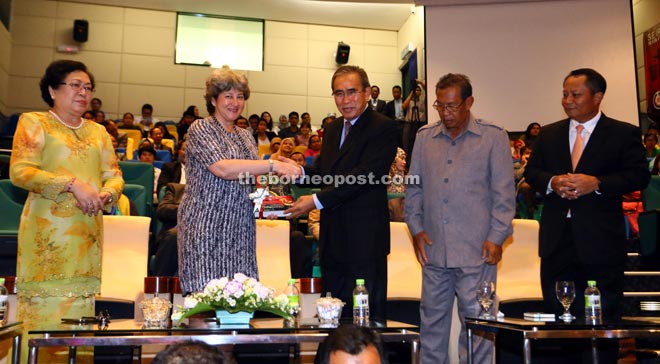 Treadell (second left) receiving a souvenir from Len after the conclusion of the information session on Chevening Scholarship at Sarawak Foundation’s auditorium yesterday. Also seen are Sarawak Foundation director Datu Abu Bakar Marzuki (right) and board member Dato Sri Empiang Jabu (left). — Photo by Muhammad Rais Sanusi