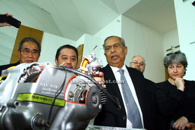 Adenan (third right) tries his hands at a machine during a visit to a booth at MySkills Fair Sarawak 2015. Also seen are (from left) Len Talif, Abdul Aziz and Treadell (right).