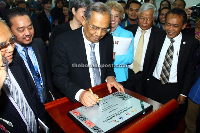 Adenan signing a plaque to launch MySkills Fair Sarawak 2015.