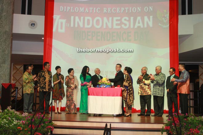 Jahar (right) presents an Indonesian delicacy called ‘tumpeng’ to Taib while others look on. 