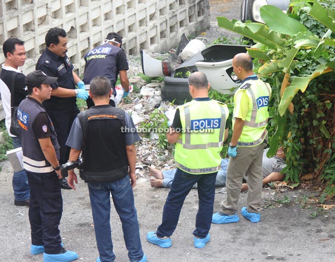 Forensics unit personnel prepare to examine the body at the scene. (kch-bp270815-ga-sdr-p2) 