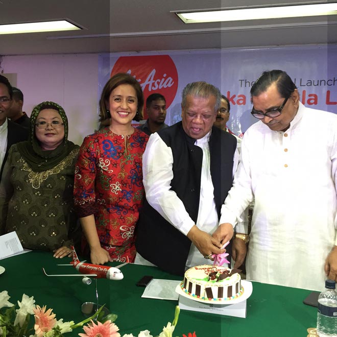 Amu (second right), Rashed Khan Menon, Minister of Civil Aviation and Tourism (right) and Norlin Othman, High Commissioner of Malaysia in Dhaka (left) jointly celebrate the occasion with Omar (second left).