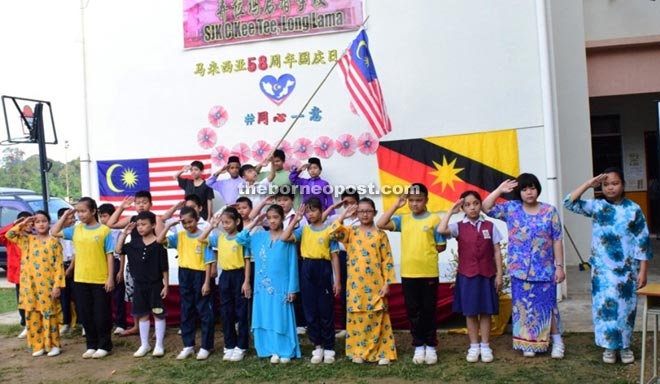 Pupils of SJKC Kee Tee present their salute at the end of their performance.