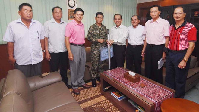 Brig-Gen Abdul Rahim (fourth from left) receives a souvenir from Sibu GC president Dr Soon. Looking on from left are Chiong, Tang, Lau, Siew Hock, Ha and Ting.