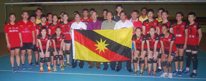 Temenggong Lau (left) hands over the team colours to Ting. Looking on (from second left) are Moh and Hii and the players. 