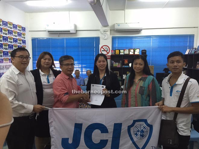 Dr Annuar (third left) hands over the MRP grant to a representative of JCI Mandarin Sibu, which is among the seven NGOs receiving the allocations.