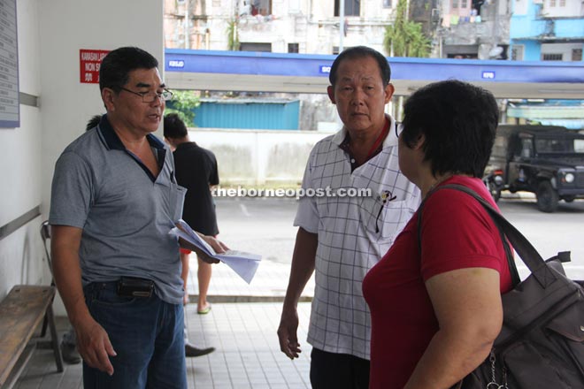 Ling’s parents seek information from a policeman (left) on their missing daughter. 