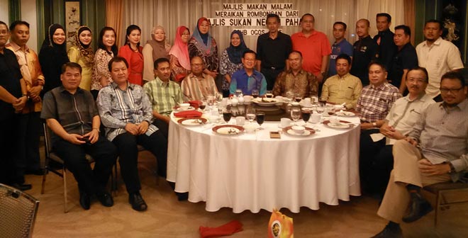 Lee (seated sixth right), Johari (fifth right) posing with members of the Pahang Sukma committee and their Sarawak counterparts during the dinner.