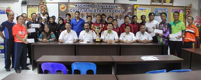 Awang Mahyan (seated at third left) posing with SCA secretary Gordon Chung (seated third right), Kuching District Education Office sports unit officer Mohd Rashid Ibrahim (seated second right) and team representatives as well as SCA committee and organising committee members. -- Photos by Harry Ilias