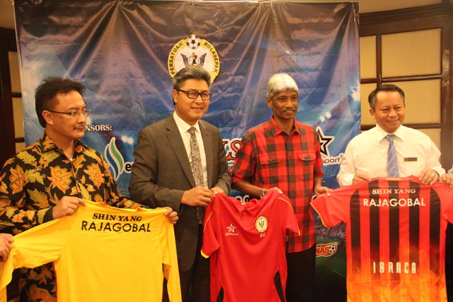 What’s in a name? In global branding, it’s everything, (from third left), as FAS chief Sudarsono and K Rajagopal, whose behind-the-scenes full name is ‘Rajagobal Krishnasamy’,  pose with Sarawak team jerseys during the latter’s unveiling as the Crocs new head coach. Also seen are Abdullah (second left), Abu Bakar (second right) and vice-president Razali Dolhan (right).