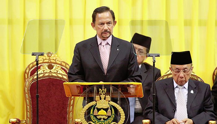 His Majesty Sultan Haji Hassanal Bolkiah Mu'izzaddin Waddaulah ibni Al-Marhum Sultan Haji Omar 'Ali Saifuddien Sa'adul Khairi Waddien, Sultan and Yang Di-Pertuan of Brunei Darussalam in a titah stresses the importance of youths, being the agents of the community to possess original identity and not one that is copied from others. | PHOTOS: INFOFOTO