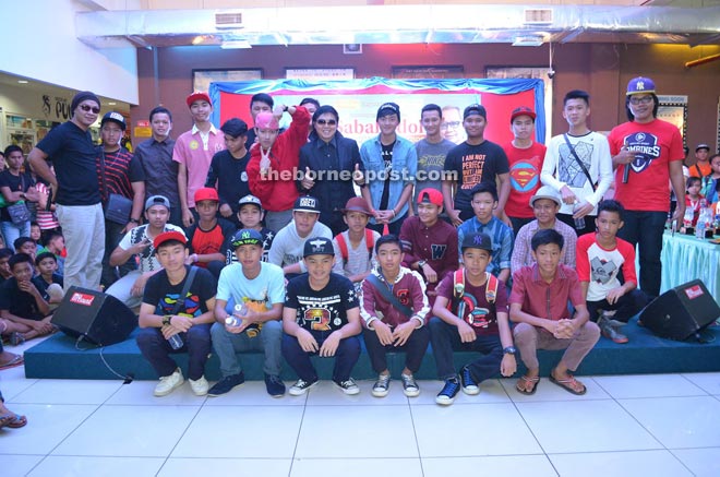Peter with all the winners, finalists and judges of the Sabah Beatbox Battle 3 Keningau Selection. 