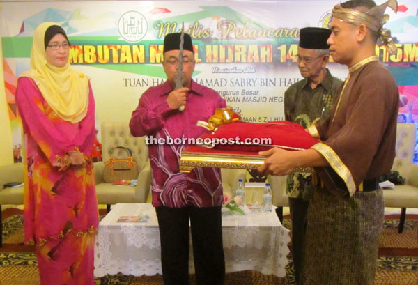 Mohamad Sabry (second left) performs a gimmick to mark the launch of this year’s Maal Hijrah celebrations.