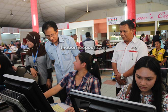 Harun (second from left) greeting UMS students who were enrolling online for the 2015/2016 session.