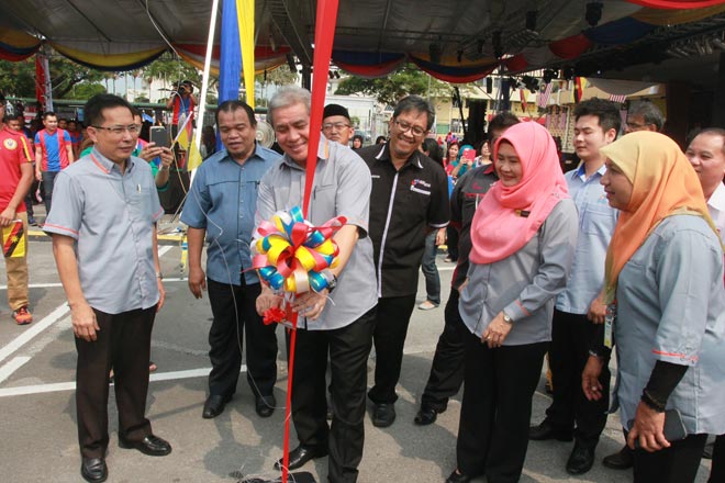 Awang Tengah gets ready to release the balloons at the programme launching ceremony.