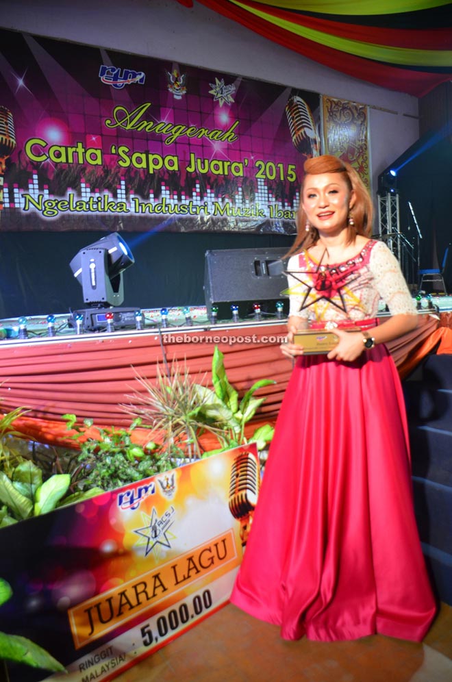 Melissa with her winning trophy.