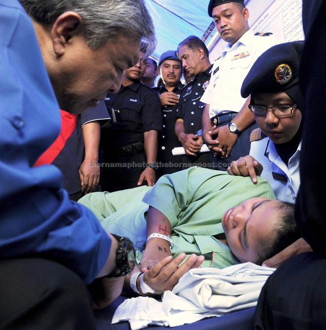 Ahmad Zahid (left) visits boat capsize victims in Sabak Bernam after observing the search and rescue operation at the Hutan Melintang Jetty. — Bernama photo