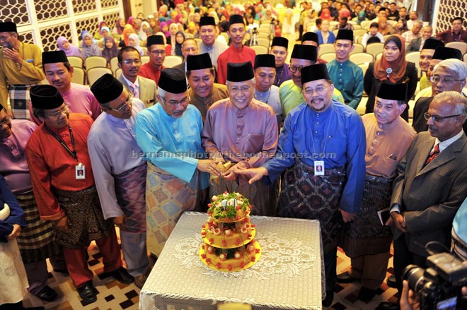 Abdul Aziz (centre) cuts a cake during the EC’s 58th anniversary celebration. – Bernama photo