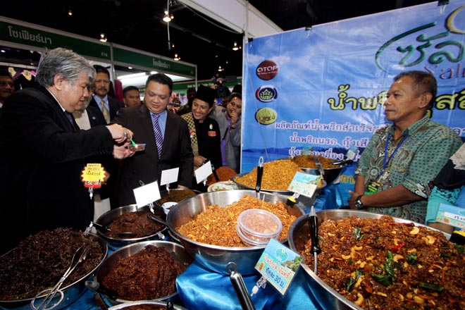 Tuanku Syed Faizuddin (centre) tries some halal dishes during a tour of the World Halal Product Exhibition 2015 in Hat Yai yesterday. Also present is Prince of Songkla University director Suebsak Glinson (left). — Bernama photo  