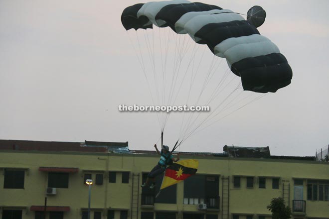 A jumper descends with a Sarawak flag.
