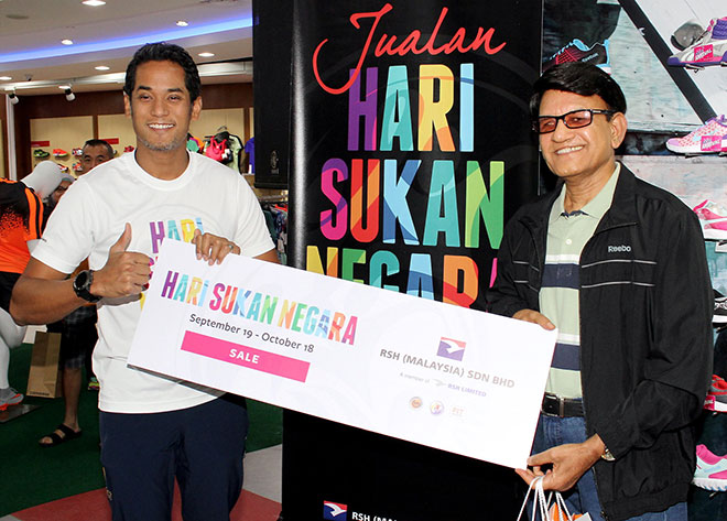 Khairy (left) launches the National Sports Day Sale at RSH Mid Valley Megamall stadium in Kuala Lumpur. — Bernama photo