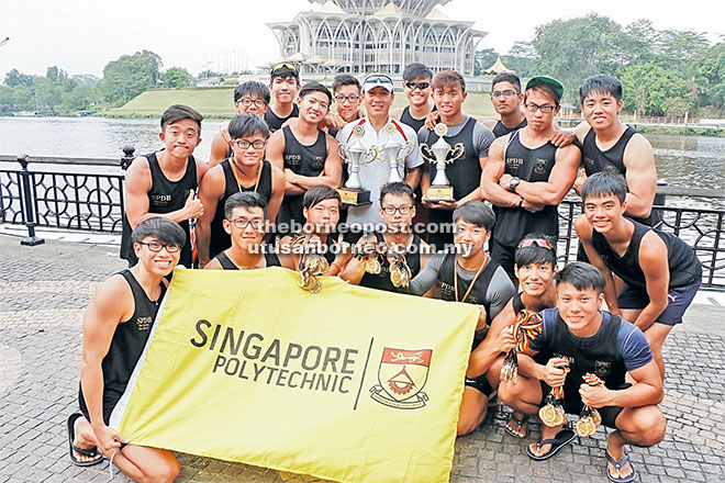 UNGGUL: Pasukan Singapore Polytechnic membuktikan keupayaan menjuarai kategori paling mencabar pada Perlumbaan Perahu Naga Antarabangsa 2015 di Tebingan Kuching semalam.