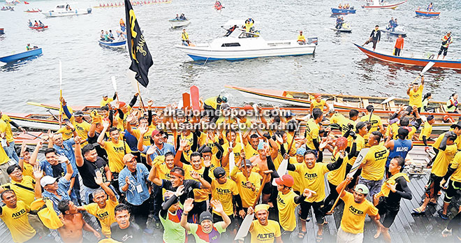 KAMI JUARA: Pekayuh-pekayuh Jang Altel 2 meraikan kejayaan mereka merangkul gelaran ‘Raja Sungai’ Regata Sarawak 2015.