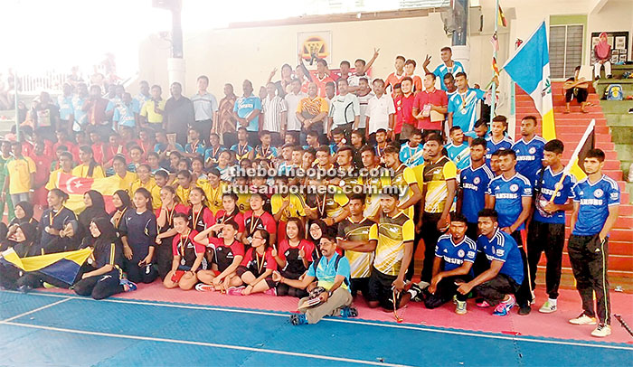 UNTUK ALBUM: Para peserta merakamkan kenangan bersama selepas Pertandingan Kabaddi Merdeka di SMK Kuching High baru-baru ini.