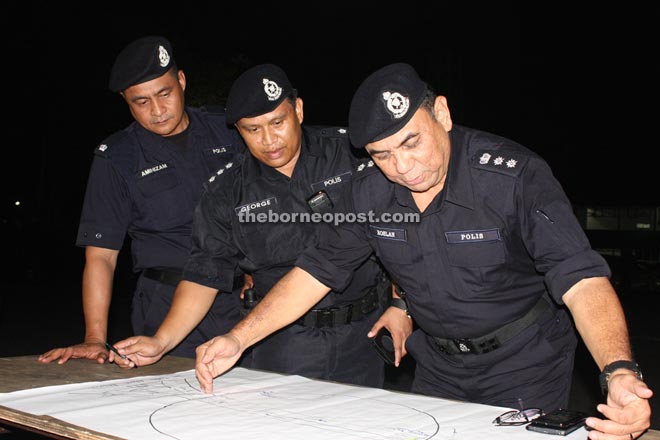 ACP Roslan (right) briefing on the strategy for the Ops Bersepadu operation.