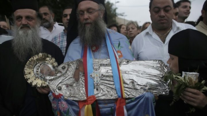 © AFP/File | A Greek Orthodox priest carries an icon of the Virgin Mary along the narrow streets of Jerusalem's Old City on August 25, 2015 in a religious procession marking The Dormition of the Theotokos (God-bearer) which commemorates the Virgin Mary 