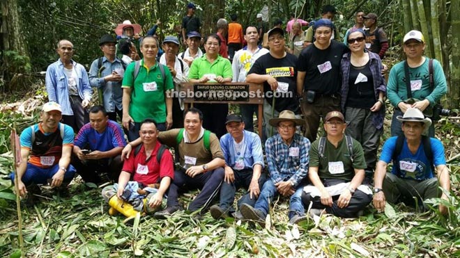 Group photograph after erecting the belian plaque to mark the exact location of the old settlement. 