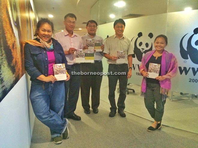 Kang (centre) flanked by Chan (second left), Hon and staff members of WWF-Malaysia Sarawak office hold the flyers promoting the ‘Kuching For Me’ contest.