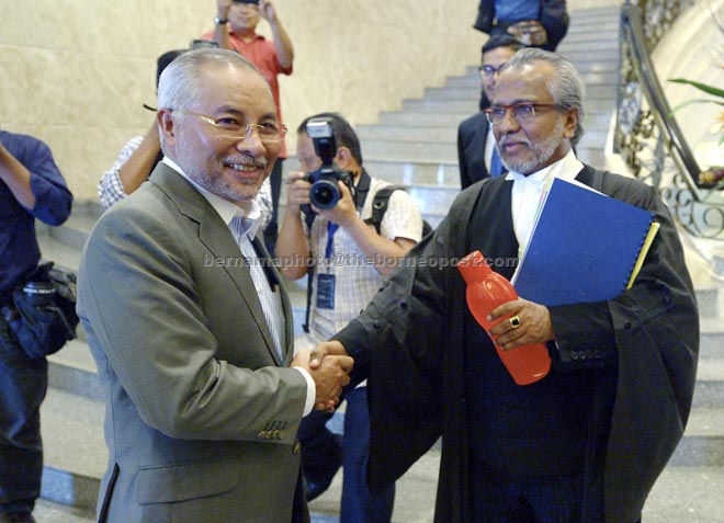 Khir Toyo (left) shaking hands with his lawyer Muhammad Shafee prior to the hearing. — Bernama photo