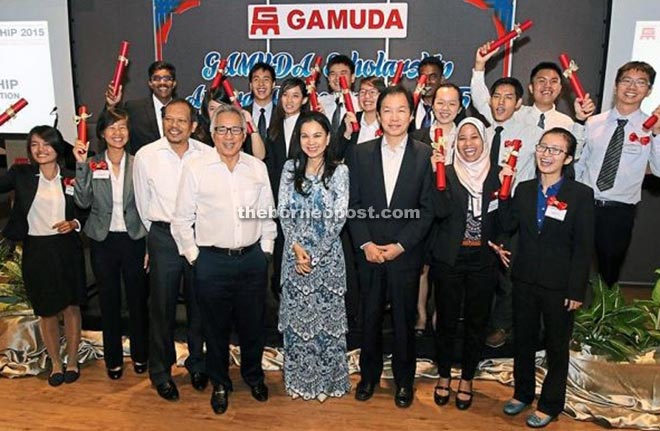 (Front, from third left) Gamuda Berhad director Dato’ Ir Azmi Mat Nor, Mohammed, Gamuda Berhad director Raja Dato’ Seri Eleena Azlan Shah, and Gamuda Berhad deputy group managing director Dato’ Ir Paul Ha celebrate with the 15 Gamuda scholarship recipients.