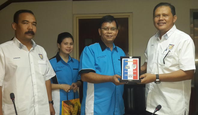 Sukma XVIII State Secretariat coordinator Affandi (second right) receiving a memento from Ismail (right) after the press conference at the Sukma XVIII State Secretariat located at the Stadium Perpaduan yesterday. Also seen is Darmawan (left), both Malacca State Sports Council (MSNM) officials on a working visit here.